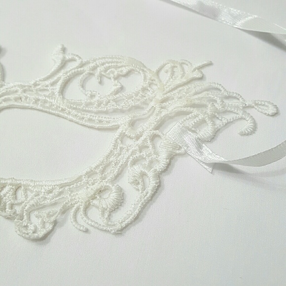 ⤵⤵#8 Masquerade Party Off White Soft Lace Mask - Picture 3 of 3